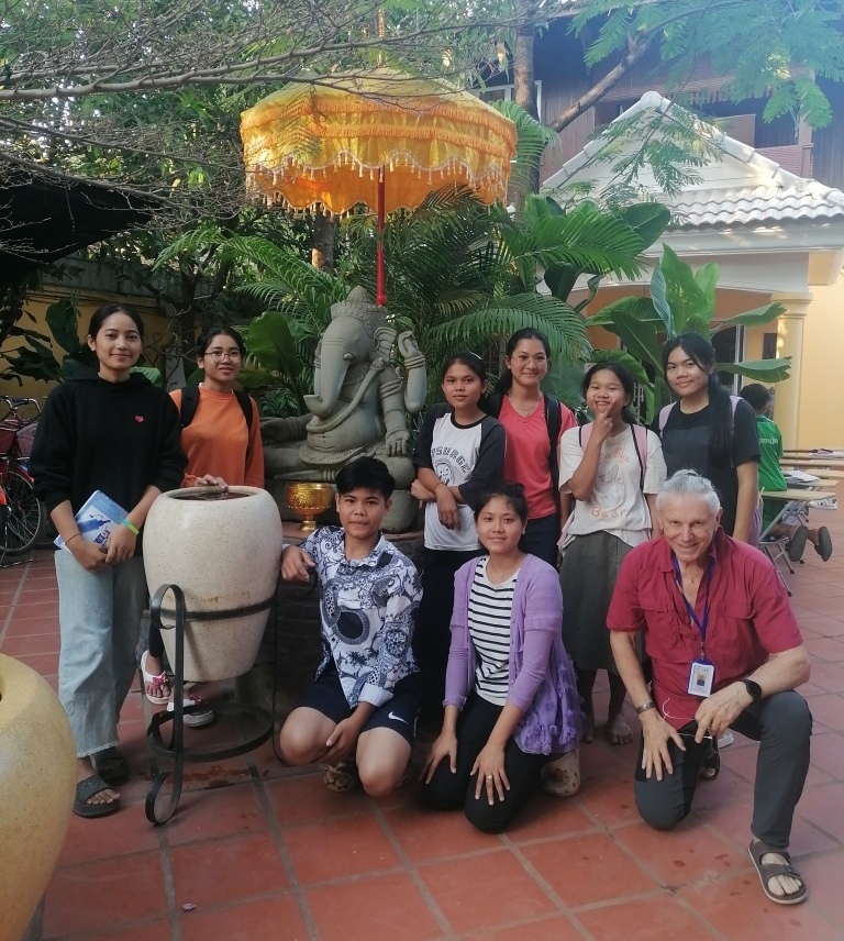 Armand et �l�ves devant Ganesh dans la cour